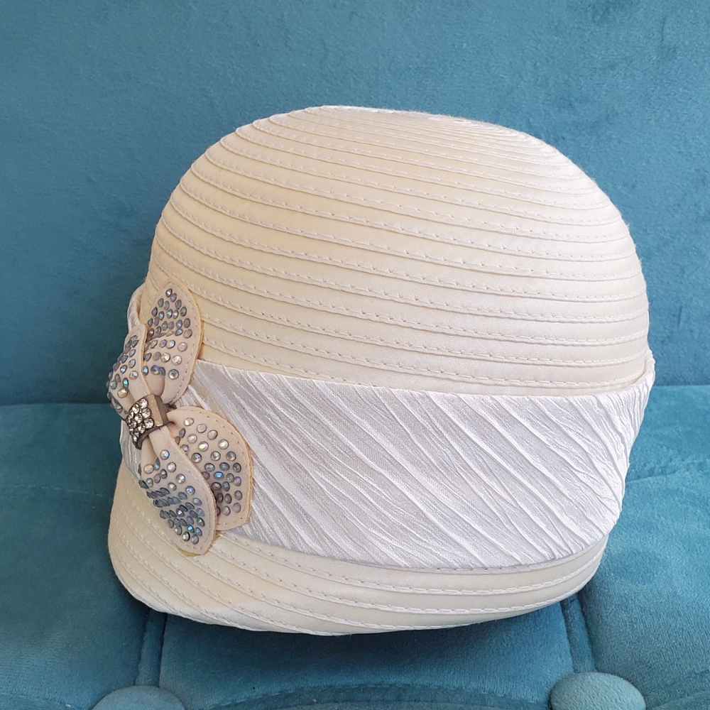 Elegant Cream Retro Cloche Hat with Bow Accent